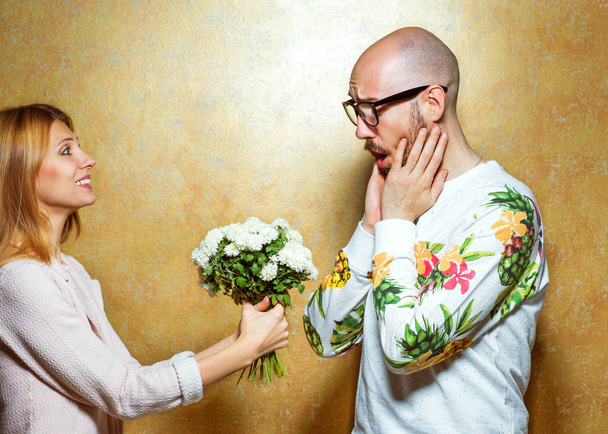 emocional pareja de moda se dan flores en San Valentín
  - Foto, imagen