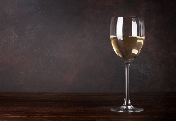 Bicchiere di vino bianco davanti alla parete della lavagna. Con spazio di copia per il testo
 - Foto, immagini