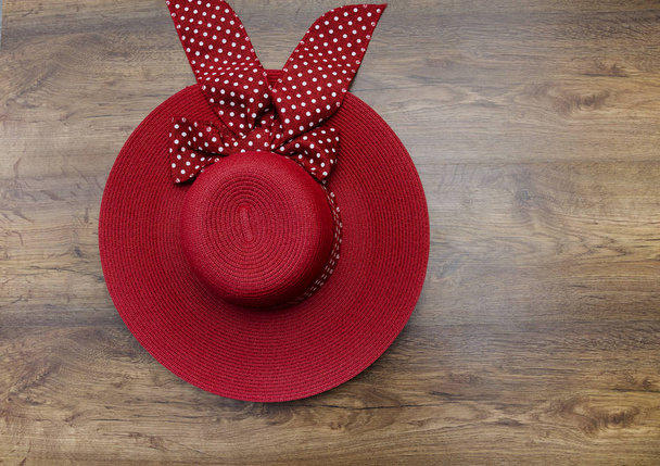 rode vrouwelijke hoed - Foto, afbeelding