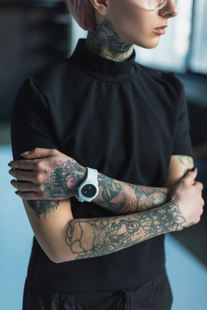 levágott lövés a fiatal tetovált üzletasszony keresztezett karokkal állt - Fotó, kép