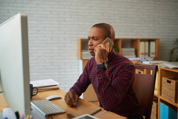 Afryki amerykański Menedżer rozmowy na telefon komórkowy w biurze - Zdjęcie, obraz