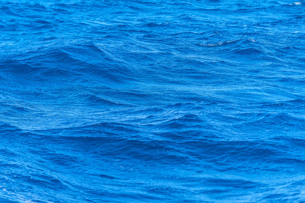 kék tenger víz, mint a textúra - Fotó, kép