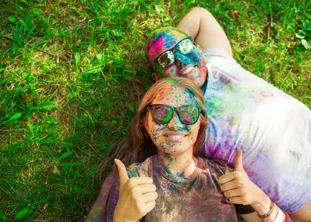 Guy with a girl celebrate holi festival, make selfie - Foto, imagen