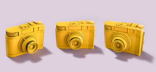 Tres cámaras amarillas paradas sobre fondo rosa pastel. Concepto de fotografía
. - Foto, Imagen