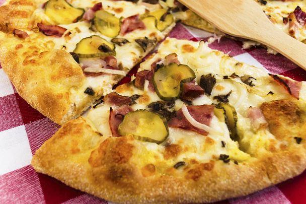 Pizza met ingemaakte komkommer worst en paddestoelen met kaas - Foto, afbeelding