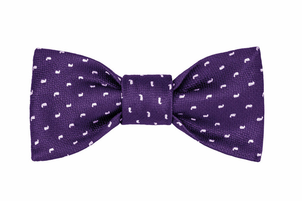 модный фиолетовый галстук бабочка с белым рисунком paisley изолированы на белом фоне
 - Фото, изображение