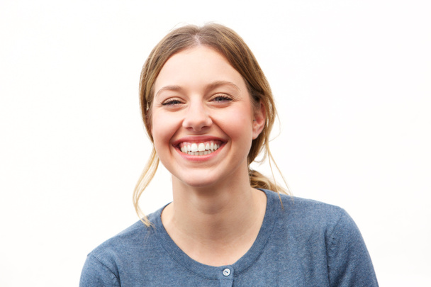 Крупним планом портрет щасливої молодої жінки, яка посміхається на білому тлі
 - Фото, зображення
