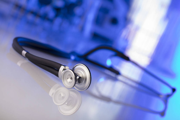 Gesundheitswesen, medizinisches Konzept. Stethoskop, Mikroskop, Laborhintergrund, Laborbrille. blauer Hintergrund.  - Foto, Bild