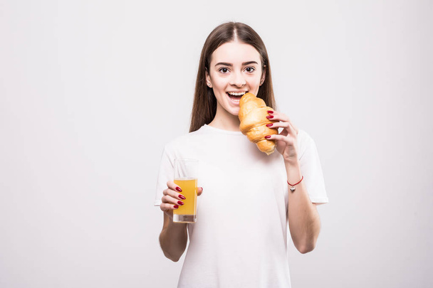 Jeune femme mangeant croissant au jus d'orange. Femme moderne manger de la restauration rapide
. - Photo, image