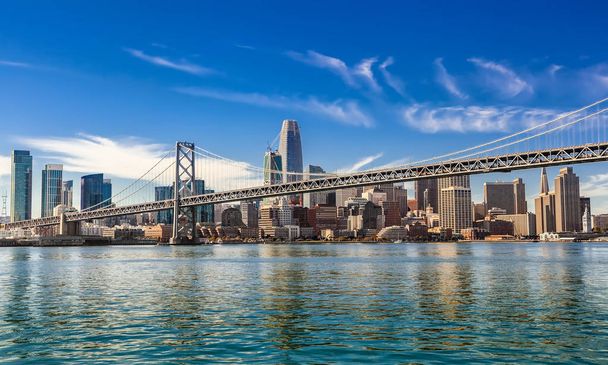 Στο κέντρο του Σαν Φρανσίσκο και της γέφυρας κόλπων του Όουκλαντ ηλιόλουστη ημέρα - Φωτογραφία, εικόνα