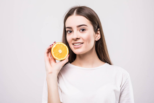 портрет привабливої білоруської усміхненої жінки ізольовано на білому студійному знімку з апельсином
 - Фото, зображення