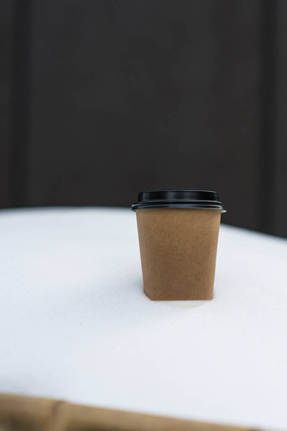 taza de papel de café en nieve
 - Foto, Imagen