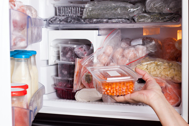 Comida congelada no frigorífico. Legumes nas prateleiras do congelador. Existências de refeição para o inverno
. - Foto, Imagem