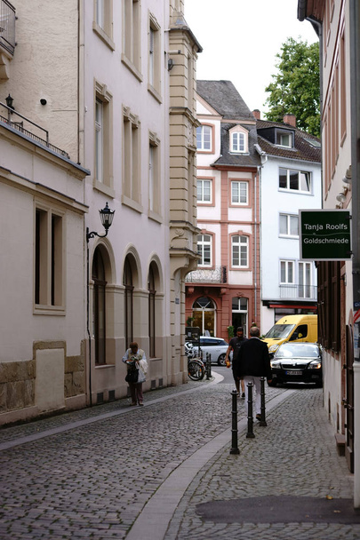 Kapuziner Street Mainz / Monumental Kapuziner Street Mainzin vanhassa kaupungissa, jossa on kulttuurihistoriallisia rakennuksia 21. elokuuta 2017 Mainzissa
.                               - Valokuva, kuva