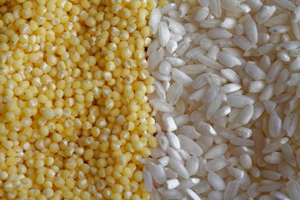 Gele graan gierst met witte rijst als textuur of achtergrond het concept van goede voeding en een gezonde levensstijl. Bovenaanzicht, close-up als achtergrond of textuur - Foto, afbeelding