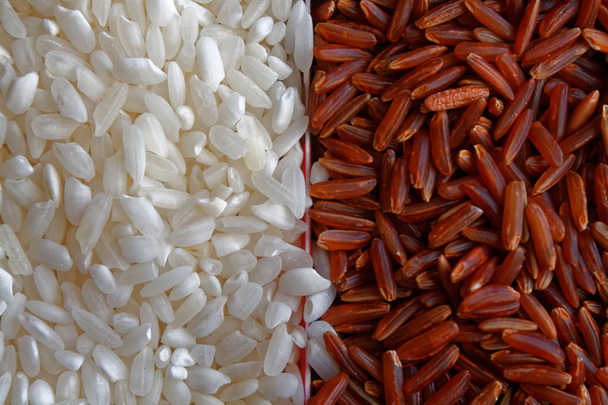 Biały i pełnoziarnisty ryż brązowy organiczne tekstury, Azjatyckie krótkie niegotowane ryż bielony jako tło. Pojęcie prawidłowego odżywiania i zdrowego stylu życia. Widok z góry, szczegół tło lub tekstury - Zdjęcie, obraz