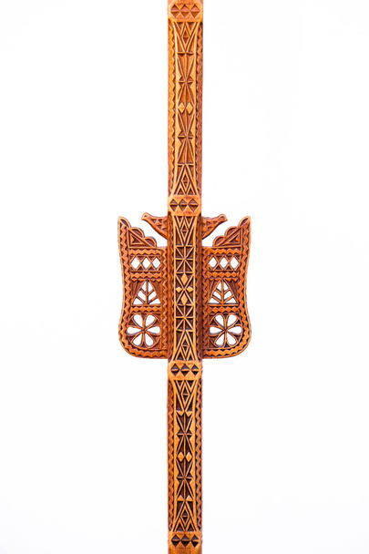 Symboles décoratifs sur un outil en bois de tissage artisanal
 - Photo, image