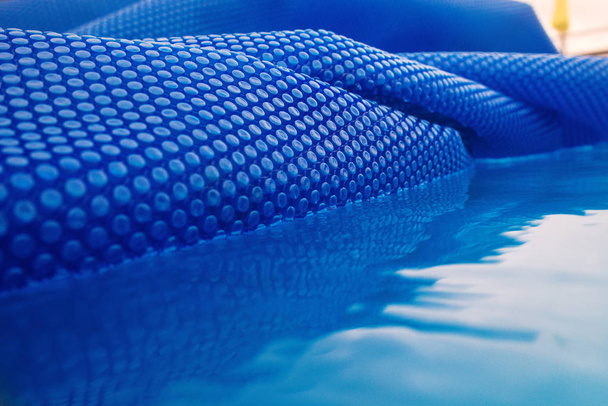 textura do filme solar azul para a piscina na água
 - Foto, Imagem