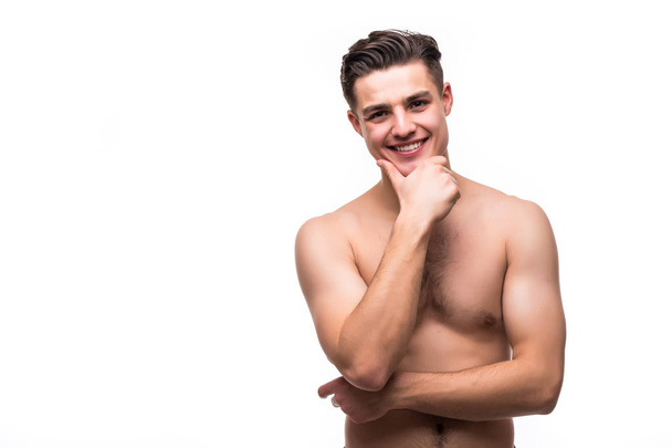 Retrato de un joven guapo con la piel limpia tocando su barbilla aislada en blanco
 - Foto, Imagen