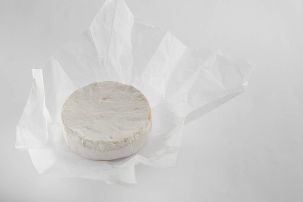 primer plano de sabroso queso camembert sobre fondo de papel blanco
  - Foto, imagen