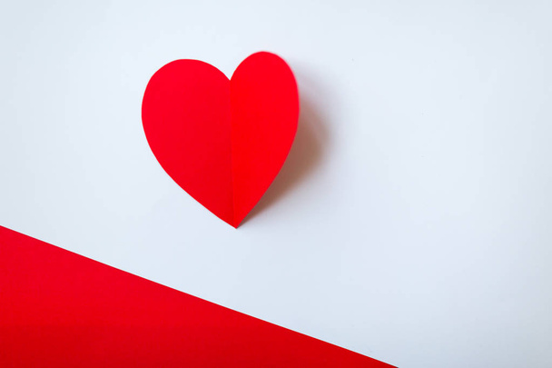 Fond Saint-Valentin avec des cœurs rouges, vue de dessus. Fond blanc avec espace de copie
.  - Photo, image