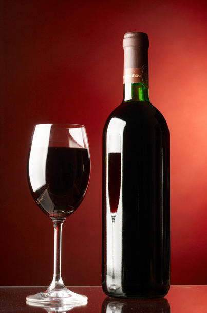 Glass and bottle of red wine - Foto, immagini