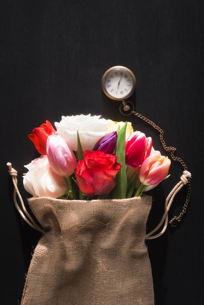 Старий кишеньковий годинник і барвисті квіти
 - Фото, зображення