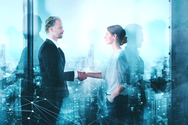 Händedruck zweier Geschäftsleute in einem modernen Büro mit Netzwerkwirkung. Konzept der Partnerschaft und Teamarbeit - Foto, Bild