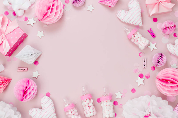 Vista superior del marco hecho de decoraciones de papel rosa y blanco, dulces, corazones y confeti para fiesta de bebé
 - Foto, imagen