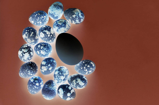 Ovos de codorniz sobre fundo azul
  - Foto, Imagem