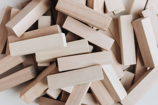 Куча деревянных блоков для настольной игры "Дженга"
  - Фото, изображение