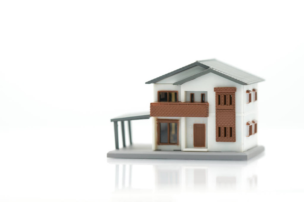 Модель будинку моделі розміщена на папері . as background real Estate concept copy spaces для вашого тексту або дизайну
. - Фото, зображення