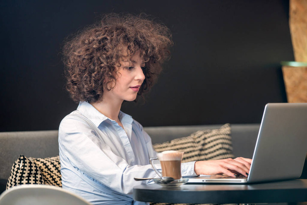 Girl using laptop at a caffe - Foto, Imagem