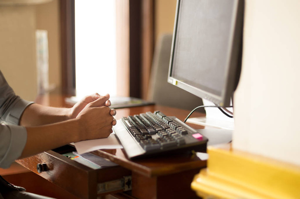 Man hand op Bureau zittend op de voorkant van de computer - Foto, afbeelding