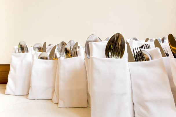 Ресторан серветки макет виделки і ложки в наборі серветок
 - Фото, зображення