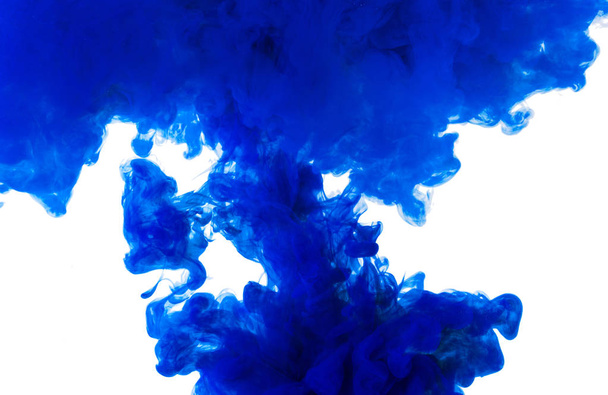 Encre de teinture bleue abstraite dans l'art aquatique isolée sur fond blanc
 - Photo, image