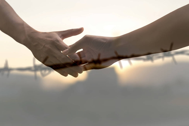 Fogalmi béke kezet a homályos drót huzal  - Fotó, kép