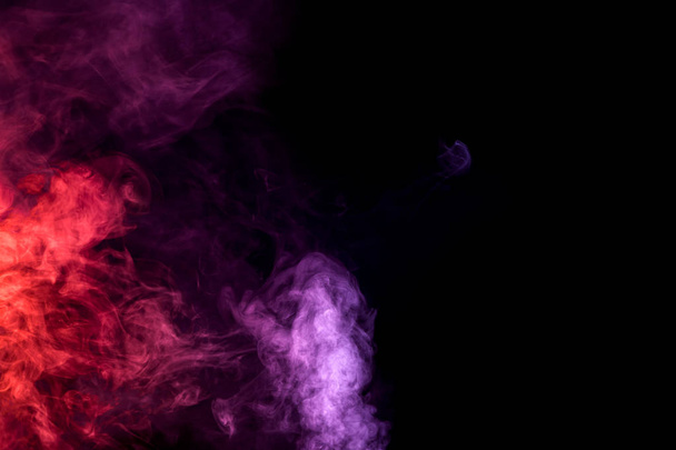 Nubes de humo de color rosa y rojo sobre fondo oscuro.Fondo de vapor de humo
 - Foto, Imagen