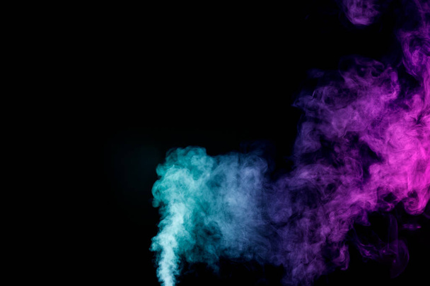 Hustý kouř vícebarevné červené a modré barvy na černém pozadí izolované. Pozadí kouřové vape - Fotografie, Obrázek