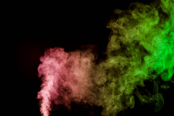 Gęsty dym kolorowy, zielony, czerwony, żółty na czarne na białym tle. Tło z dymu vape - Zdjęcie, obraz
