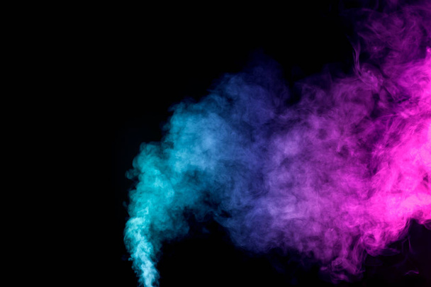 Spessa fumo colorato di viola e rosa su uno sfondo nero isolato. Sfondo dal fumo del vaporizzatore
 - Foto, immagini