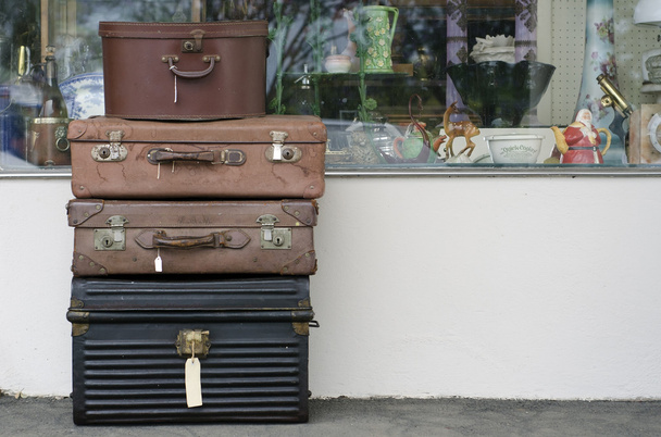 Stare walizki poza sklep z antykami - Zdjęcie, obraz