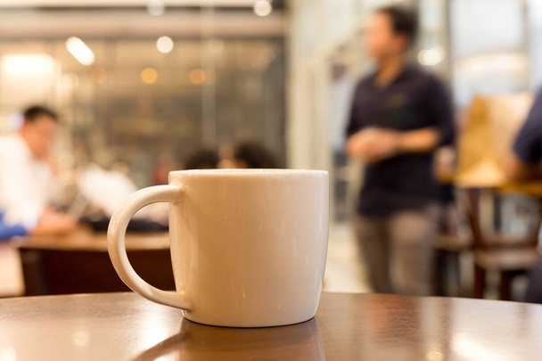 Tasse de café avec sur la table wooend
  - Photo, image