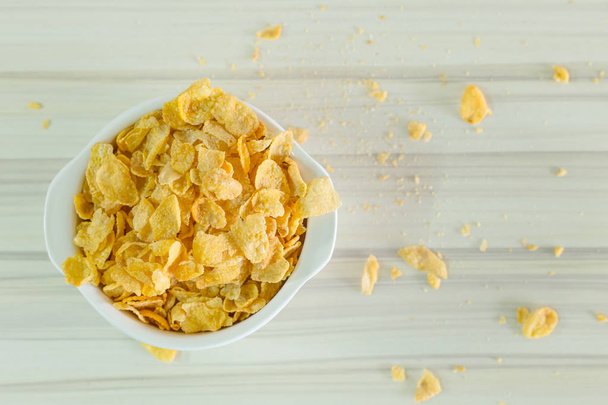 Imagen Close up Cornflakes cereal desayuno en tazón blanco en woo
 - Foto, imagen