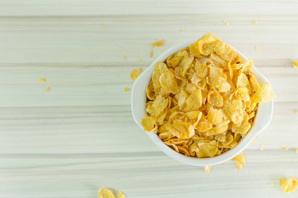 imagem Close up Cornflakes pequeno-almoço de cereais em tigela branca no woo
 - Foto, Imagem