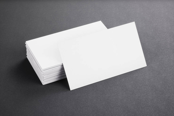Lege sjabloon witte visitekaartjes op zwarte achtergrond. 3D rend - Foto, afbeelding