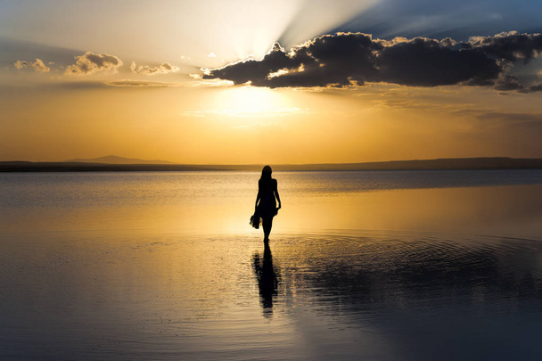 Marcher sur l'eau au coucher du soleil
 - Photo, image