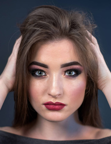 Экспрессивный макияж женской модели с красной помадой. Снимок студии
 - Фото, изображение