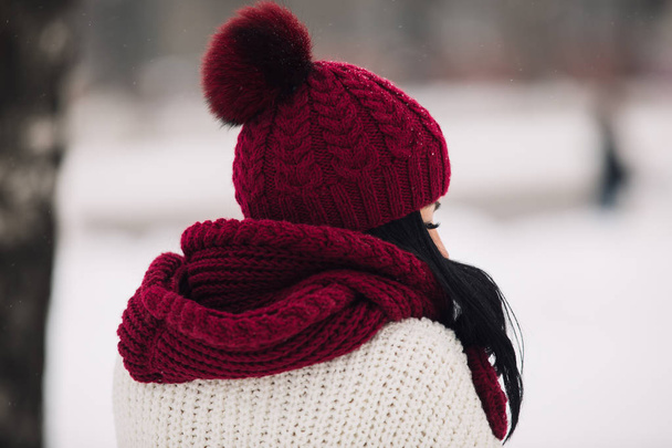 Unidentified woman in wool hat and mittens at frosty winter day - Foto, Imagem