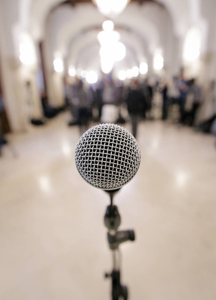Крупный план микрофона на пресс-конференции - Фото, изображение